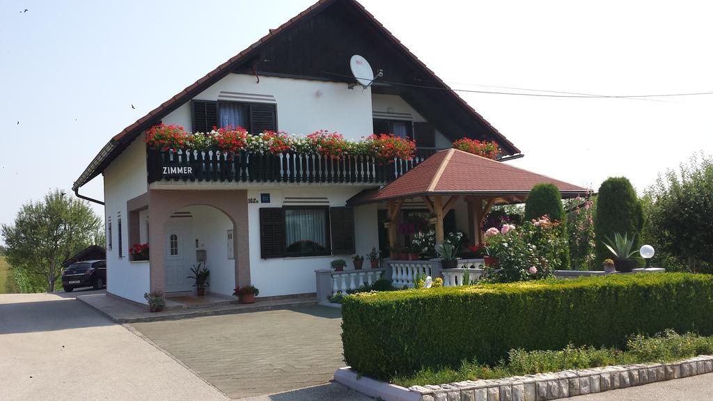 Guesthouse Tomas Catrnja Exterior photo