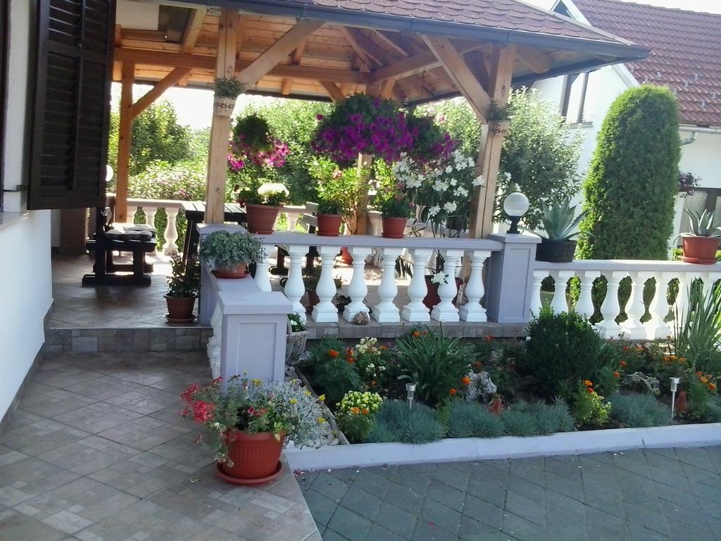 Guesthouse Tomas Catrnja Exterior photo