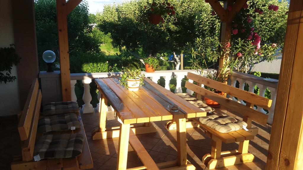 Guesthouse Tomas Catrnja Exterior photo