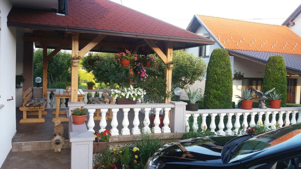 Guesthouse Tomas Catrnja Exterior photo