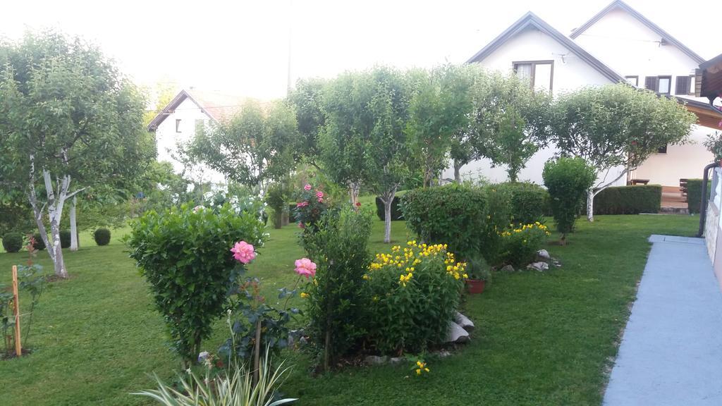 Guesthouse Tomas Catrnja Exterior photo
