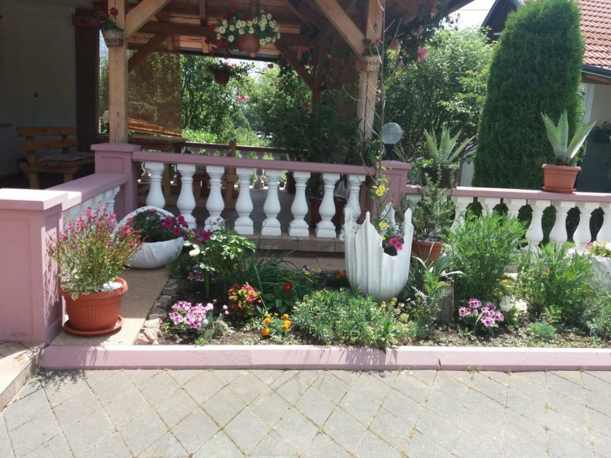 Guesthouse Tomas Catrnja Exterior photo